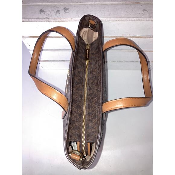 MICHAEL KORS MEDIUM SIGNATURE EYELT SAFFINAO LEATHER HANDBAG - Picture 12 of 16